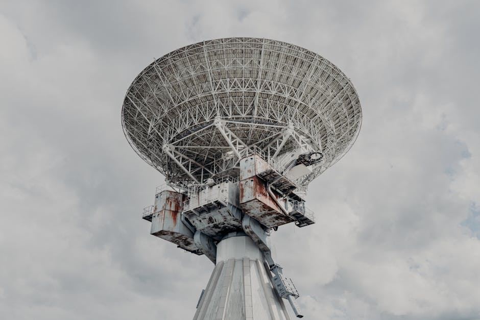 Starlink Gen 3 uydu teknolojisi: Yörüngedeki donanım arızaları analizi — Close-up of a large radio telescope against a cloudy sky.