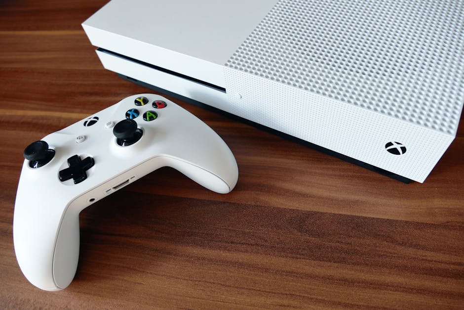 Microsoft Xbox Game Pass'a Sadece Xbox Studios Oyunları Abonelik Paketi — Close-up of a white Xbox console and controller on a wooden surface, ideal for g