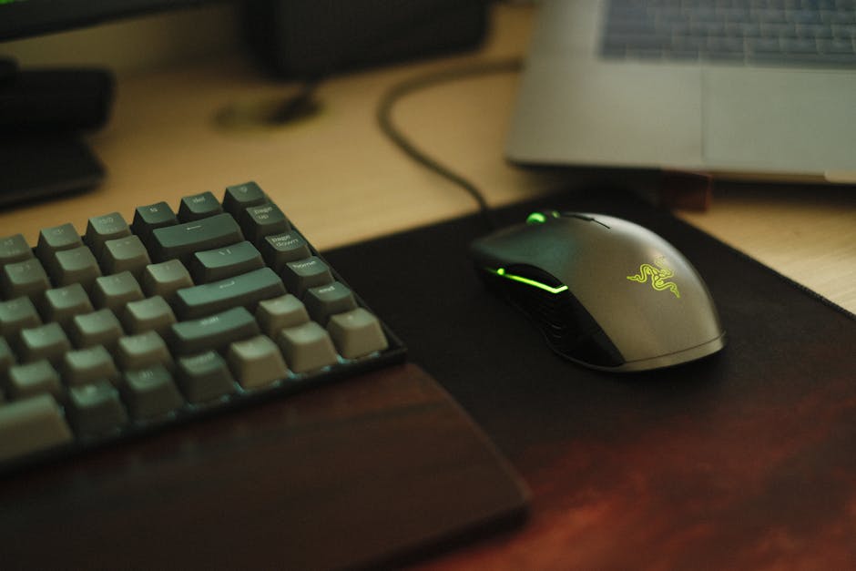 Razer ilk ergonomik klavyesi Pro Type Ergo'yu ayrık tasarımla piyasaya sürdü — Close-up of a gaming mouse with illumination next to a mechanical keyboard on a 