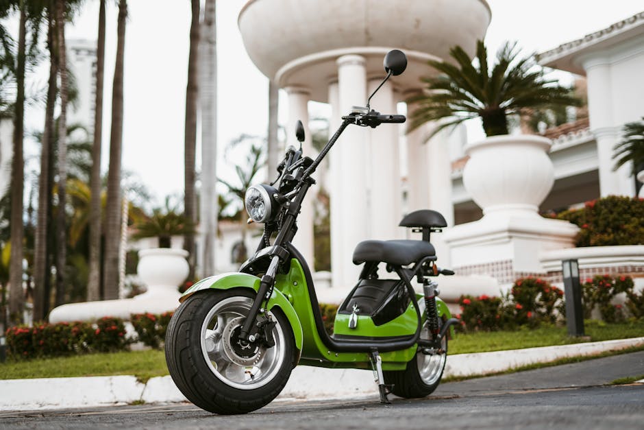 A101, Volta VM5 Neo üç tekerlekli elektrikli moped satışına başlıyor — A stylish green electric moped parked in an outdoor urban setting during the day