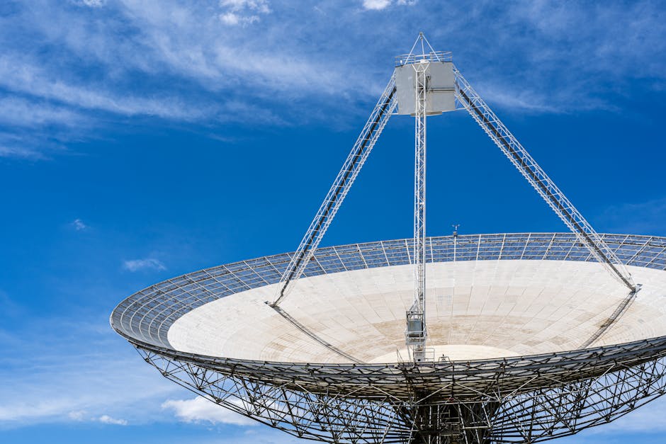 Fergana Uzay FGN-100-D3 uydusu mobil iletişim sektörüne odaklanıyor — A large satellite dish with a clear blue sky in the background, showcasing moder