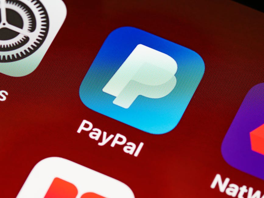 Apple Rusya'da App Store ve iCloud ödemelerini tamamen durdurdu — Detailed view of PayPal app icon on a smartphone screen highlighting mobile paym