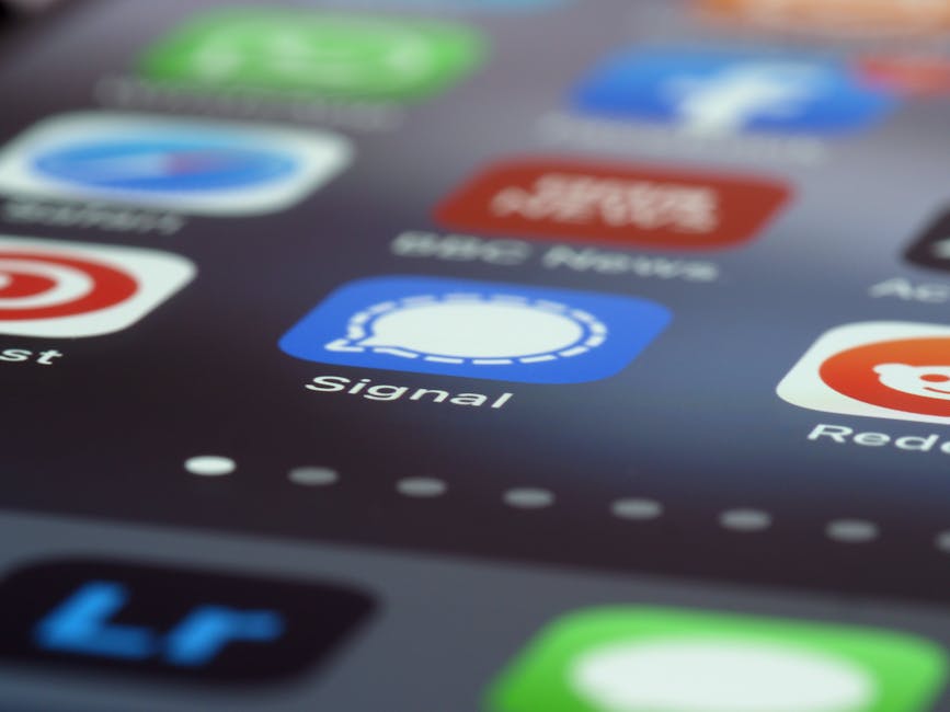 FBI, iPhone'dan silinmiş Signal mesajlarını bildirim veritabanından geri getirdi — Detailed view of various app icons on a smartphone screen highlighting Signal ap