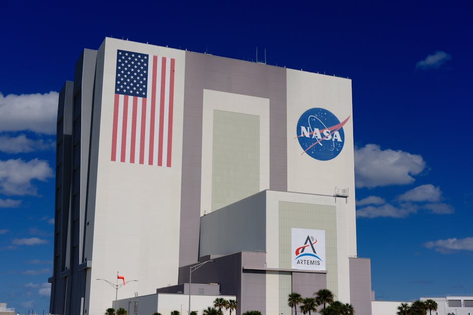 Artemis II mürettebatı Ay yörüngesinden başarıyla Dünya'ya döndü — The iconic NASA Vehicle Assembly Building at Kennedy Space Center in bright dayl