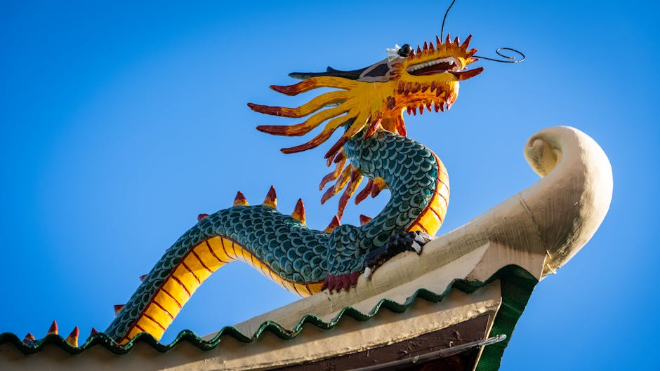 DreamWorks Animation Forgotten Island filmi Eylül 2026'da vizyonda — Colorful dragon sculpture on a temple rooftop in Cebu City, Philippines.