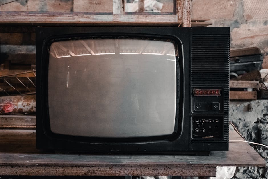 8K televizyon teknolojisi piyasadan çekiliyor: Üreticiler desteği sonlandırıyor — A classic black CRT television in a rustic, workshop environment with a nostalgi