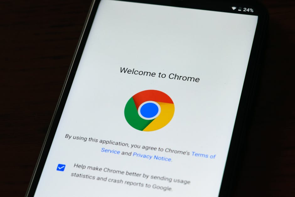 Opera One tarayıcısına Gemini AI ve Google Translate entegrasyonu — Close-up of smartphone displaying Google Chrome's welcome page and logo.
